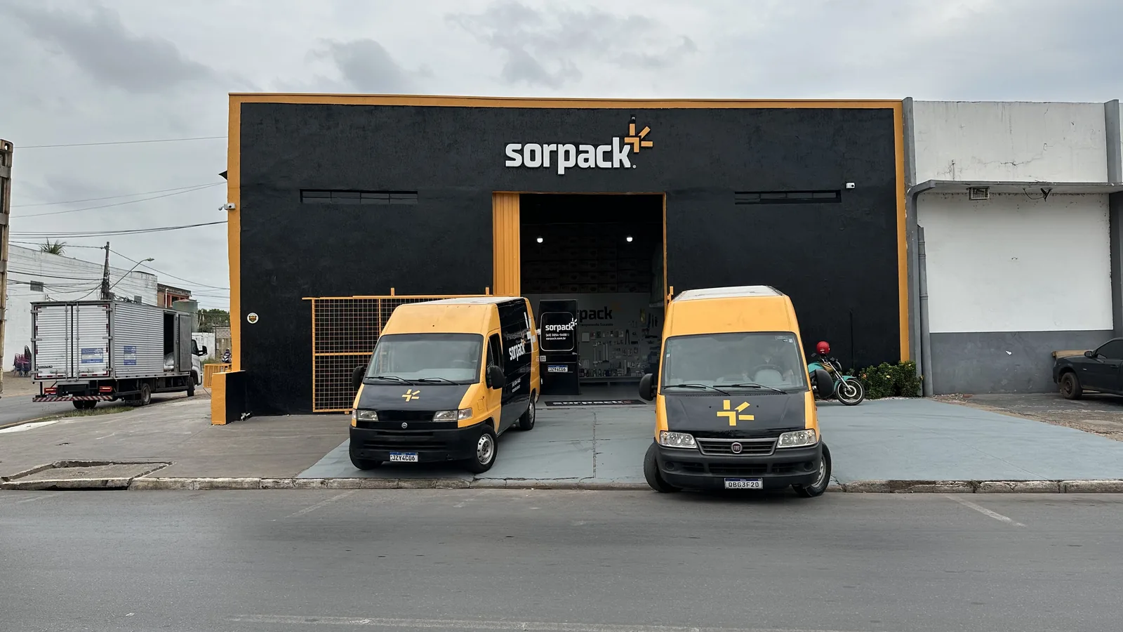Fachada de uma unidade Sorpack com as vans de entrega em frente ao armazém